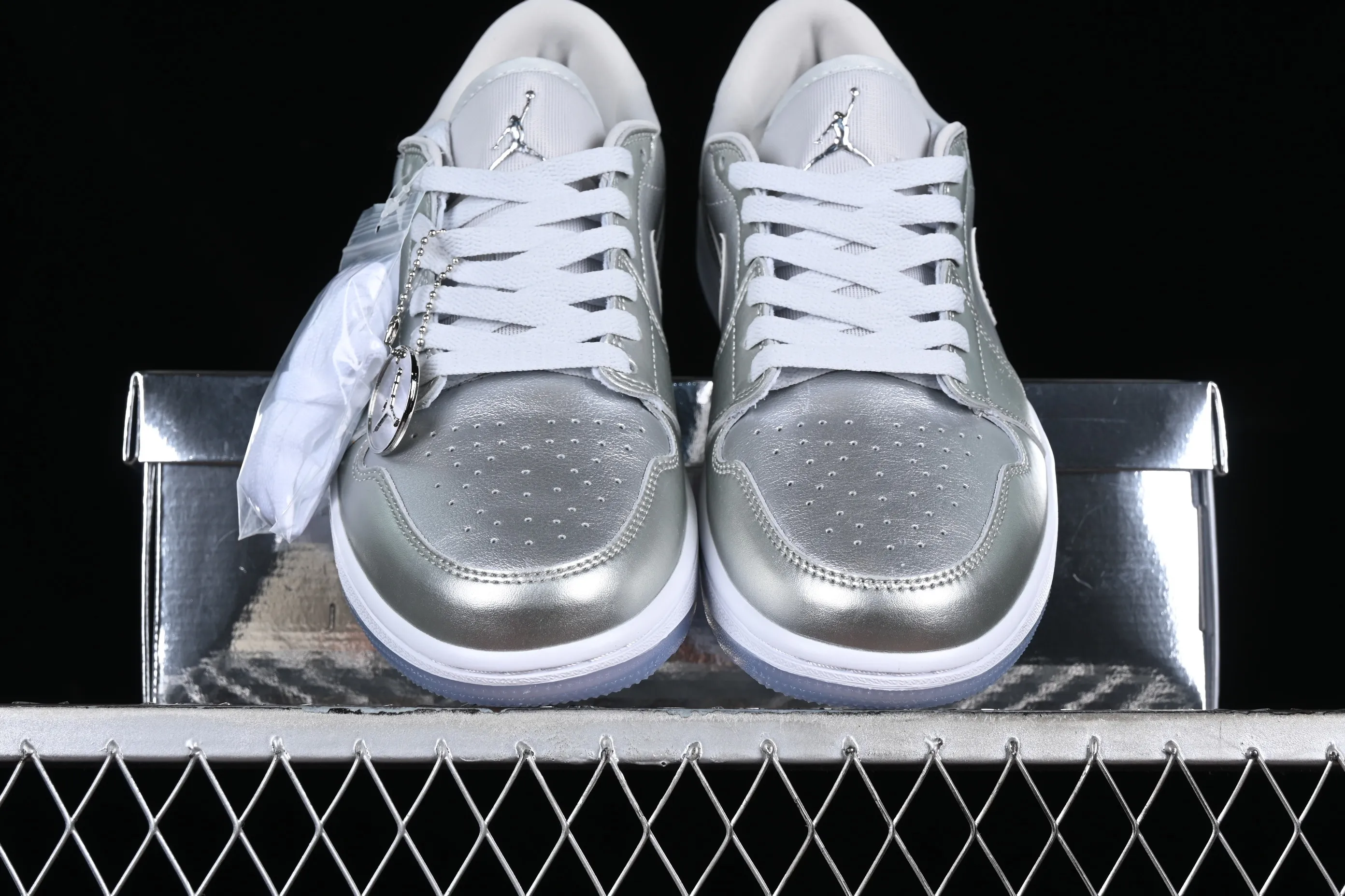 All categories Air Jordan Jordan series basketball shoes Air Jordan 1 Low Air Jordan 1 Low Golf "Gift Giving" AJ1 Joe 1 Golf Silver Low-top cultural and casual sneakers FD6848-001
